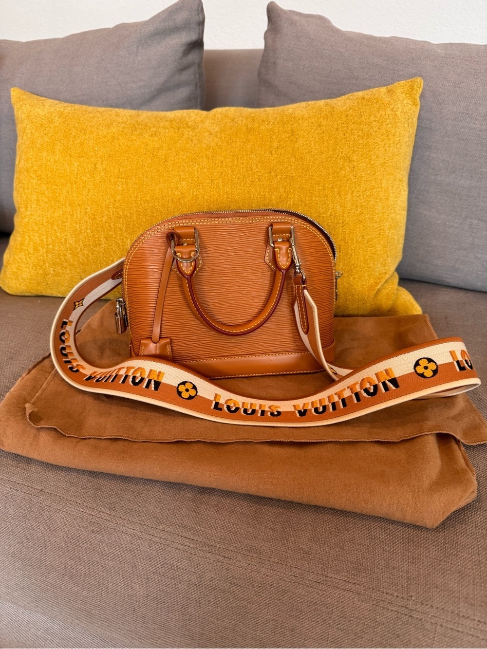 Louis Vuitton Epi Jacquard Alma BB limited edition color in Honey Gold. - Picture 3 of 11